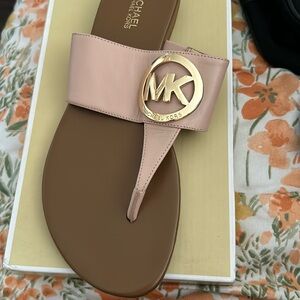 New never worn there size is 7/12 brand Michael kors